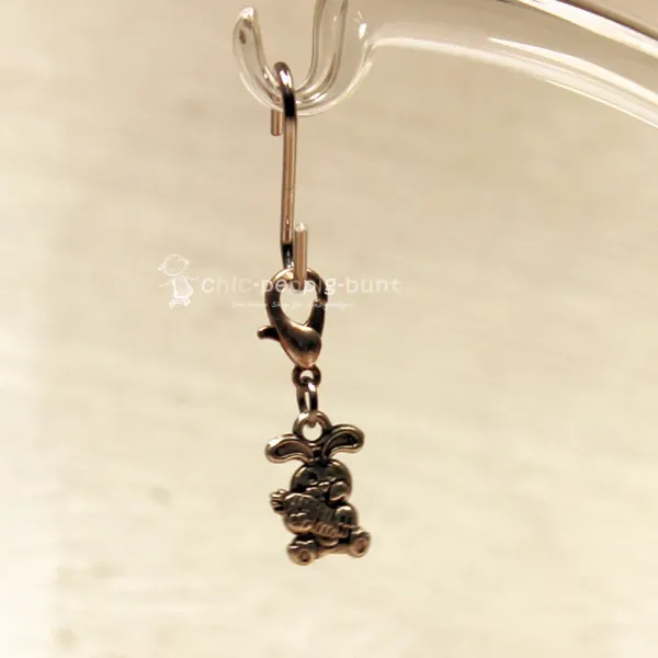 Handgefertigter Schmuck Charm aus Metall in Hasenform für Bettelarmbänder.