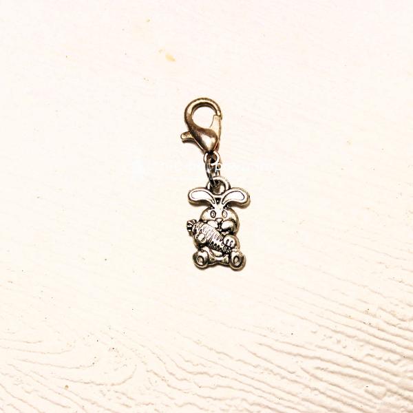 Versilberter Modeschmuck Anhänger Hase mit Karotte und Karabinerverschluss.