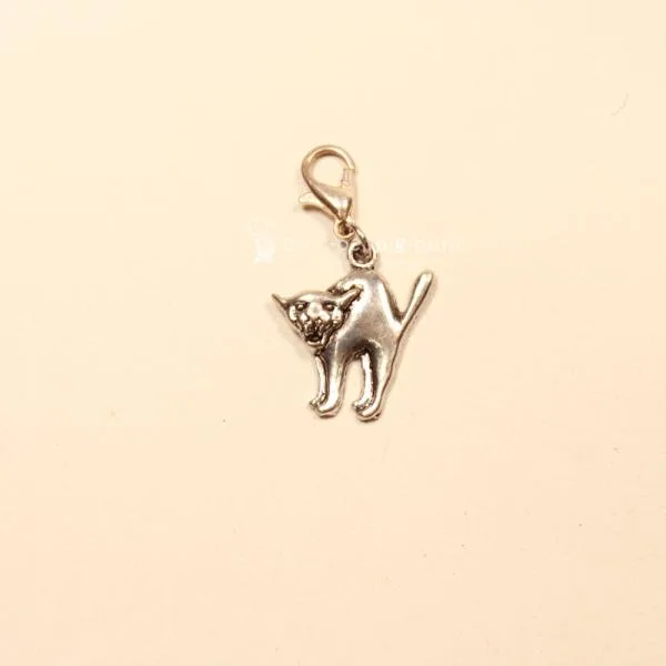 Handgefertigter silberfarbener Charmsanhänger mit Katzen-Motiv und Karabiner für Bettelarmband, Kette oder Tasche.
