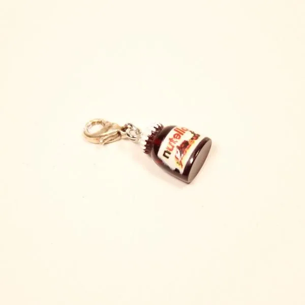 Handgefertigter Charmsanhänger in Form eines Mini-Nutella-Glases mit silberfarbenem Karabiner für Bettelarmbänder.