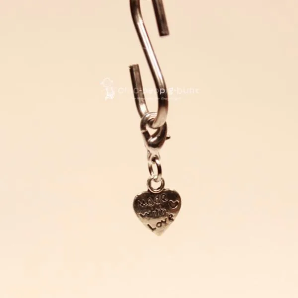 Charms Anhänger mini Herz `made with love` versilbert - charms anhaenger versilbert karabiner herz made with love