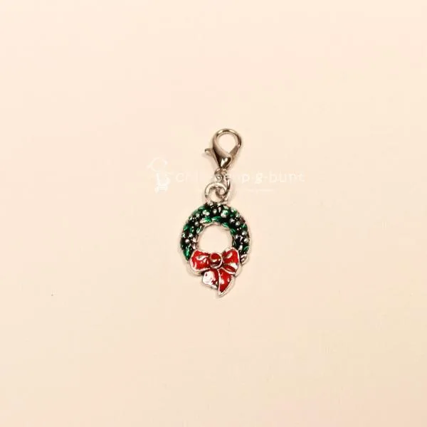 Charmsanhänger Weihnachten Weihnachtskranz grün emailliert versilbert mit Karabiner, Modeschmuck handmade chic-peppig-bunt