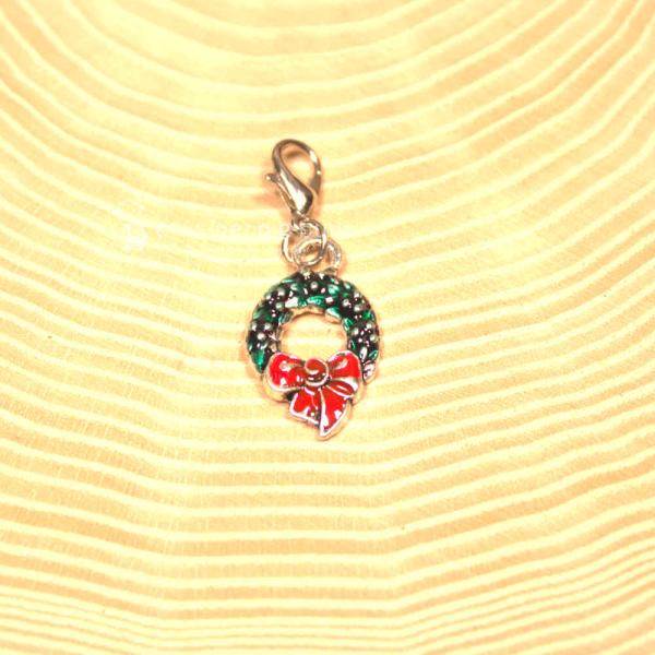 Charmsanhänger Weihnachten Weihnachtskranz grün emailliert versilbert mit Karabiner, Modeschmuck handmade chic-peppig-bunt