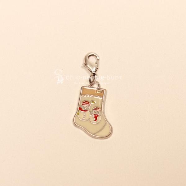 Charmsanhänger Weihnachten Nikolaus Socke creme emailliert versilbert mit Karabiner, Modeschmuck handmade chic-peppig-bunt