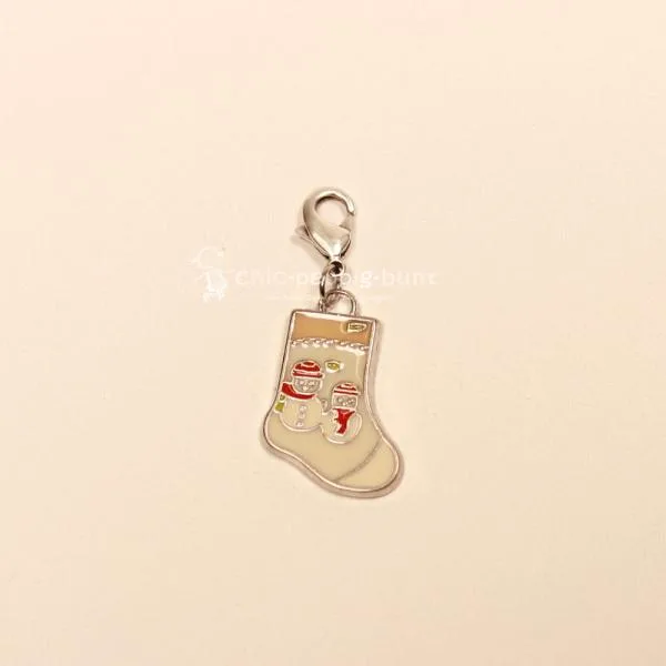Charmsanhänger Weihnachten Nikolaus Socke creme emailliert versilbert mit Karabiner, Modeschmuck handmade chic-peppig-bunt