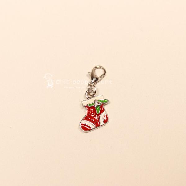 Charmsanhänger Weihnachten Nikolaus Socke rot blau emailliert versilbert mit Karabiner, Modeschmuck handmade chic-peppig-bunt