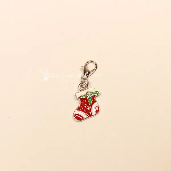 Charmsanhänger Weihnachten Nikolaus Socke rot blau emailliert versilbert mit Karabiner, Modeschmuck handmade chic-peppig-bunt