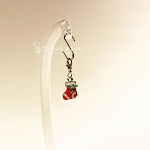 Charmsanhänger Weihnachten Nikolaussocke rot mit grün Schleife - charms anhaenger weihnachten weihnacthsschuh rot gruen versilbert
