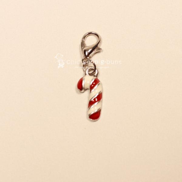 Charmsanhänger Weihnachten Zuckerstange rot-weiß emailliert versilbert mit Karabiner, Modeschmuck handmade chic-peppig-bunt