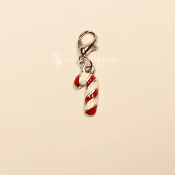 Charmsanhänger Weihnachten Zuckerstange rot-weiß emailliert versilbert mit Karabiner, Modeschmuck handmade chic-peppig-bunt