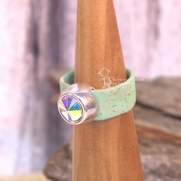 Damenring mit Kork-Band grün und Swarovski-Stein crystal breit