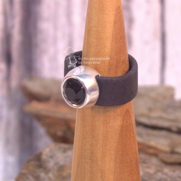 Damenring mit Kork-Band schwarz und Swarovski-Stein schwarz breit