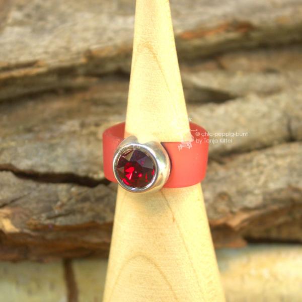 Damenring mit Kautschuk-Band rot und Swarovski-Stein  breit
