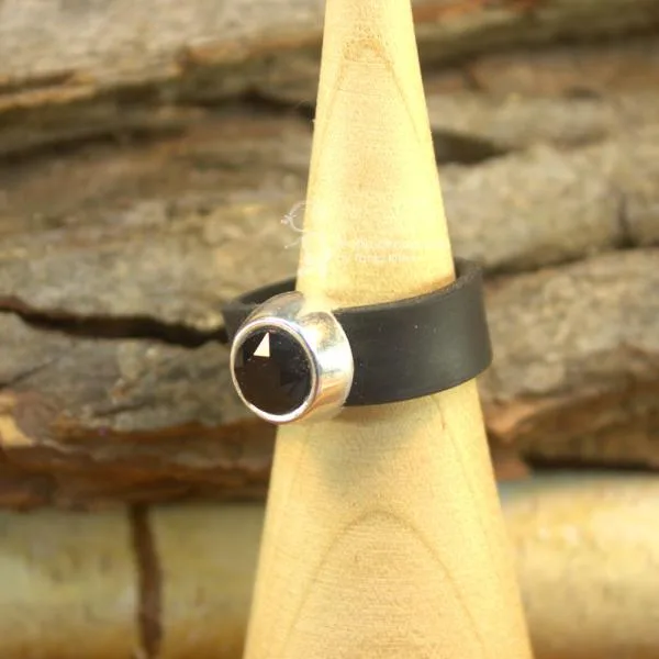 Damenring mit Kautschuk-Band schwarz und Swarovski-Stein  breit