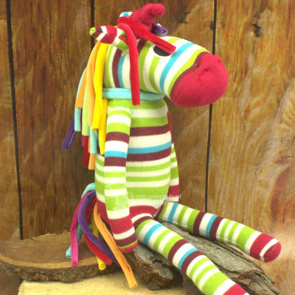 Stofftier Einhorn mit bunter Mähne Stofftier Einhorn mit bunter Mähne