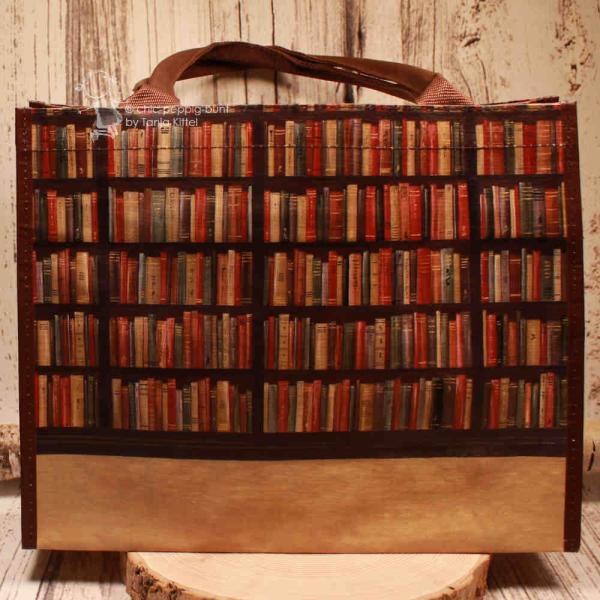 Detailaufnahme des stabilen Reißverschlusses der abwaschbaren Tasche im Bibliotheks-Look.