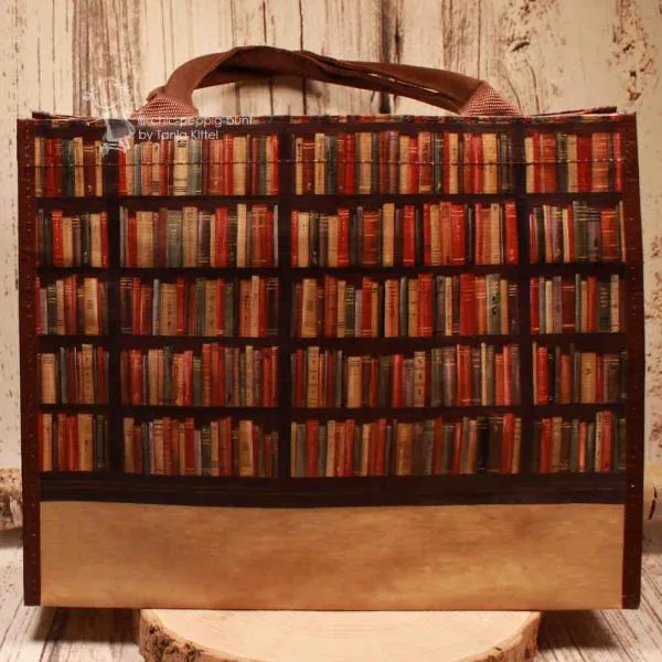 Detailaufnahme des stabilen Reißverschlusses der abwaschbaren Tasche im Bibliotheks-Look.