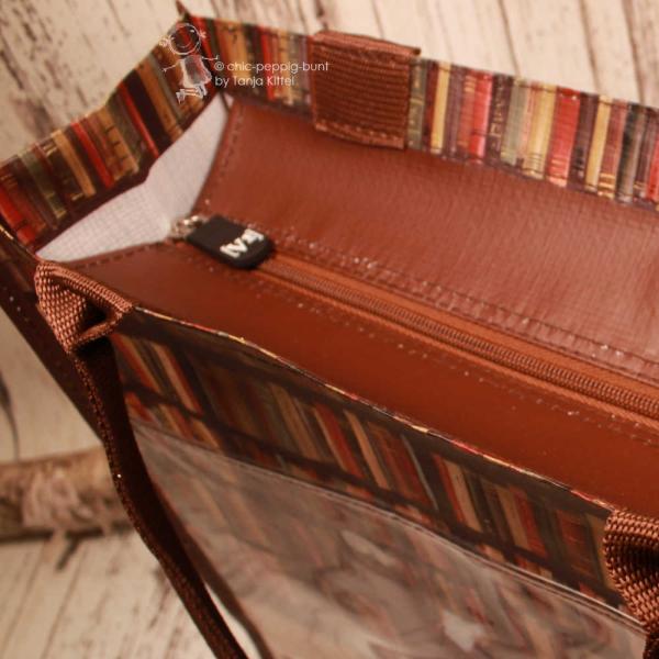 Innenansicht der Shoppertasche mit Blick auf das geräumige Fach und das Polyester-Gewebe.