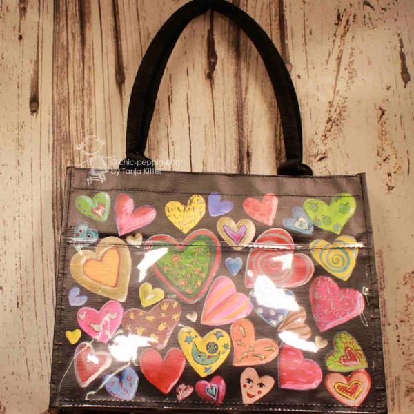 Bodenansicht der Tasche zur Darstellung der stabilen Form und 11 cm Tiefe.