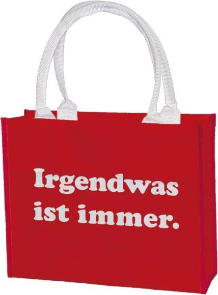 Rote Shoppertasche aus Polyester mit weißem Aufdruck „Irgendwas ist immer“ und stabilen Griffen.