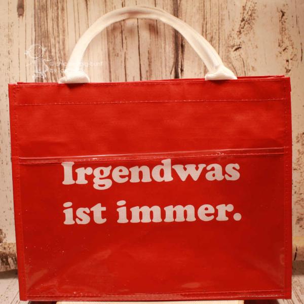 Detailaufnahme des Reißverschlusses und der wasserabweisenden Kunststoff-Oberfläche.
