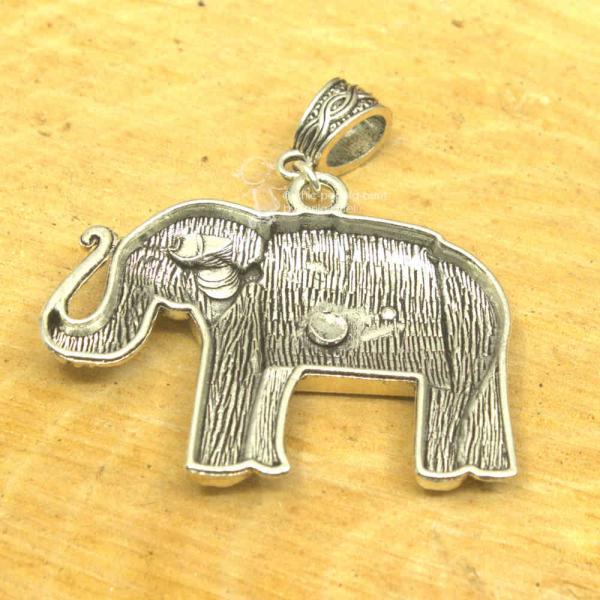 Elefant als Kettenanhänger versilbert Elefant als Kettenanhänger versilbert