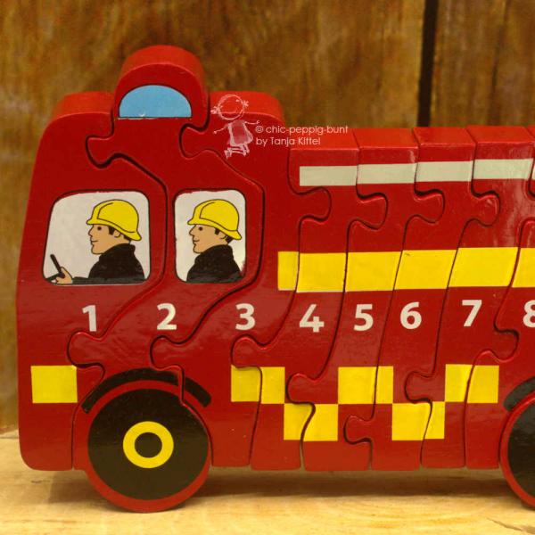 Rotes Puzzle Feuerwehr in 3 D mit Zahlen