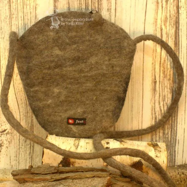 Umhängetasche aus Filz mit Steinbock