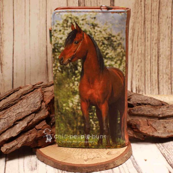 Rückansicht der Pferde-Brieftasche mit Fokus auf das Münzfach mit robustem Reißverschluss.