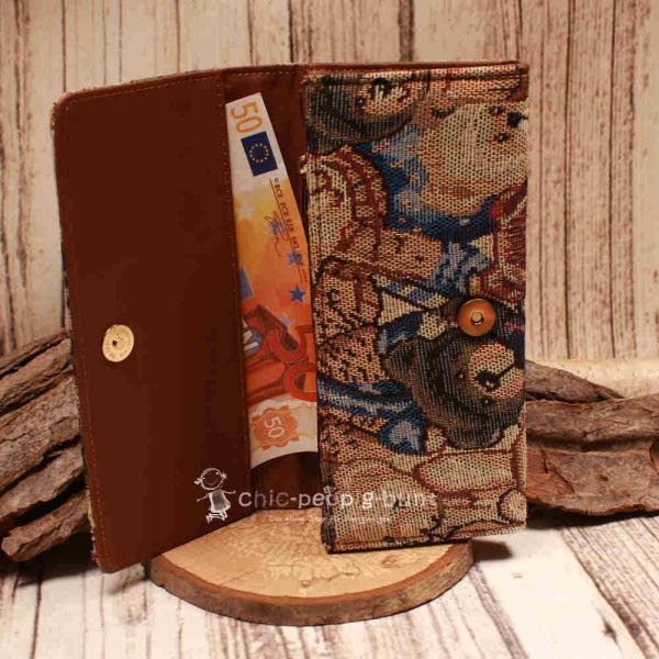 Detailaufnahme des Reißverschlussfachs im Inneren der großen Stoff-Brieftasche.