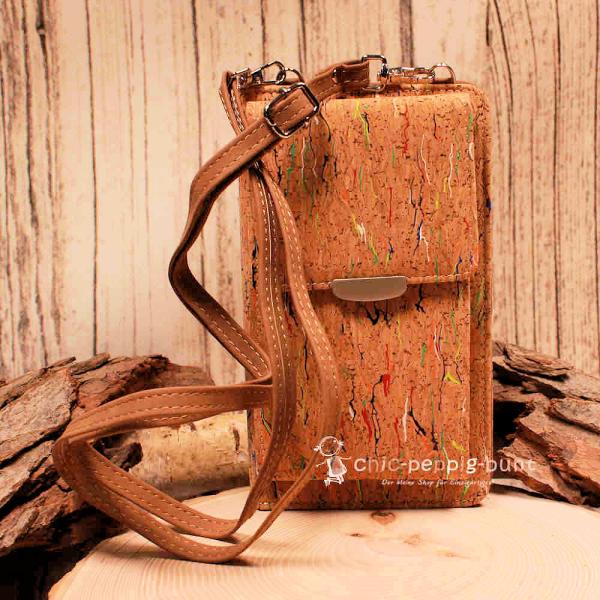 Helle Kork Umhängetasche mit bunten Farbklecksen, Handy-Frontfach und aufgeklappter Innenansicht mit Kartenfächern und Sichtfenster.