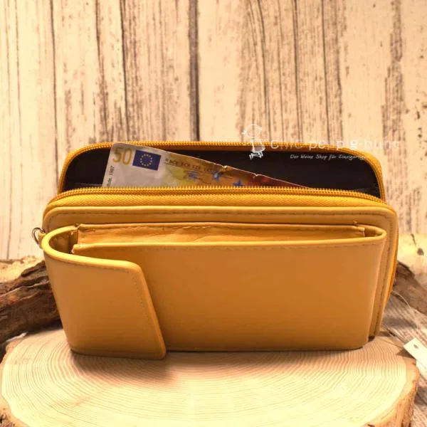 Stylische Handtasche aus langlebigem Kunstleder in gelb - ocker, Maße: 20x12x5 cm.
