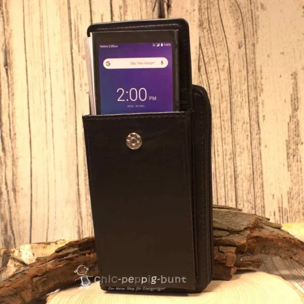Detailansicht des Außenseitenfachs für ein Smartphone, gesichert mit einem Druckknopf.