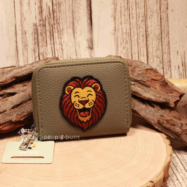 Kindergeldbeutel mit Löwen-Motiv in Khaki, Kunstleder, Reißverschluss, 6 Fächer.