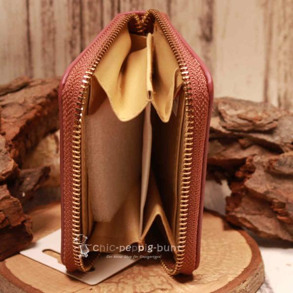 Offene kompakte Geldbörse mit Blick auf die 4 Kartenfächer und die zwei großen Innenfächer.