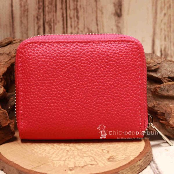 Nahaufnahme des hochwertigen Fohlen-Prints auf der Oberfläche des kleinen Pferde-Portemonnaies.