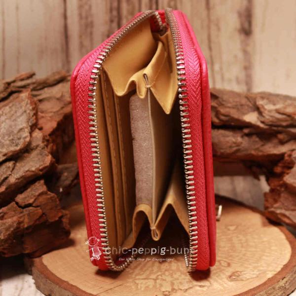 Offene kompakte Geldbörse mit 4 Kartenfächern und 2 großen Fächern für Scheine und Münzen.