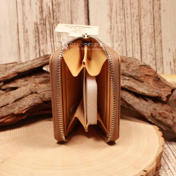 Offene kompakte Geldbörse mit Blick auf die 4 Kartenfächer und die zwei großen Innenfächer.