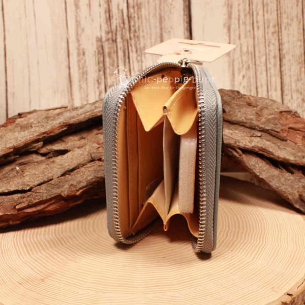 Offene kompakte Geldbörse mit Blick auf die 4 Kartenfächer und die zwei großen Innenfächer.