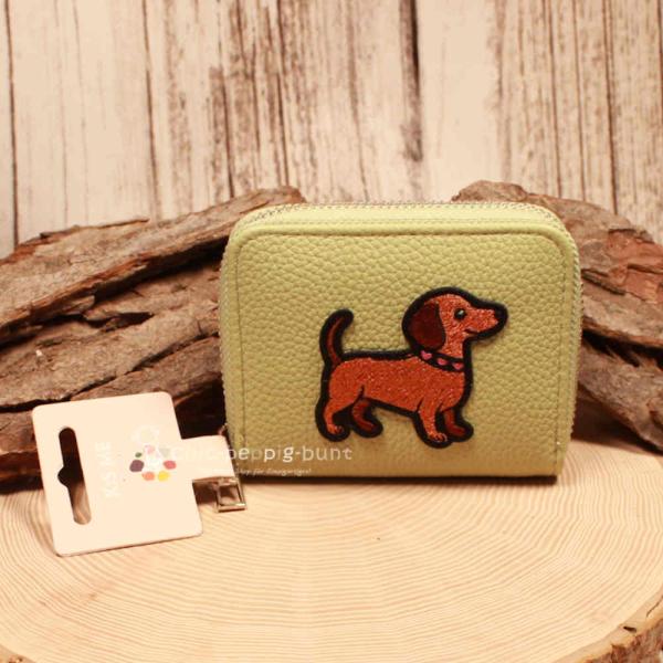 Hellgrüner Kindergeldbeutel mit Dackel Trixie Stickerei, geöffnetes Portemonnaie mit 6 Fächern, Rückansicht Kunstleder grün.