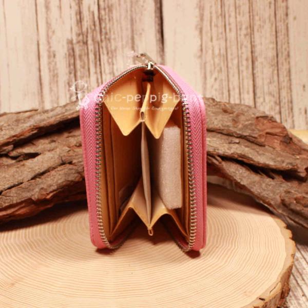 Offene kompakte Geldbörse mit Blick auf die 4 Kartenfächer und die zwei großen Innenfächer.