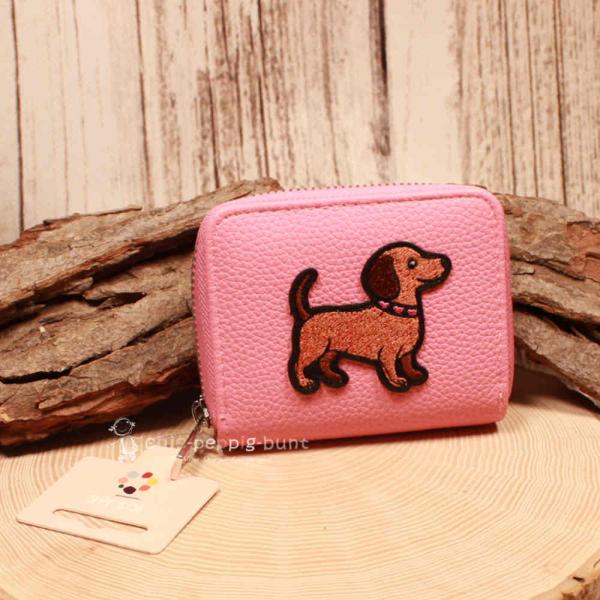 Süßer Kindergeldbeutel mit Dackel Trixie in Himbeerrosa. Robustes Kunstleder, 6 Fächer & Reißverschluss. Ideal für Taschengeld. Maße: 11x8,5x2,5cm.