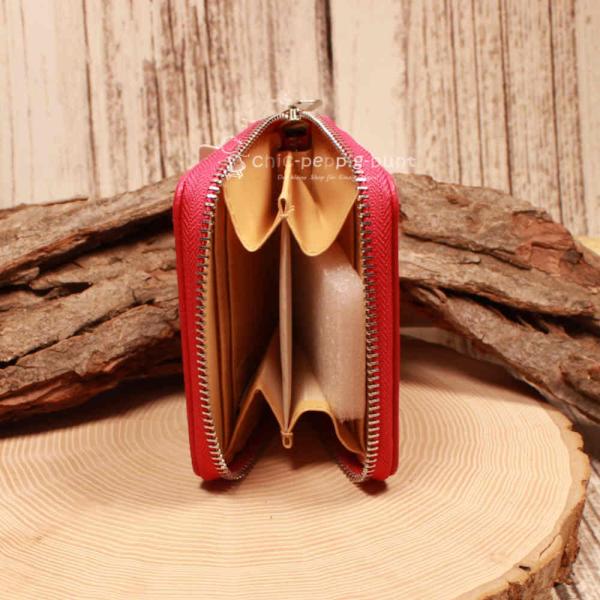 Offene kompakte Geldbörse mit Blick auf die 4 Kartenfächer und die zwei großen Innenfächer.