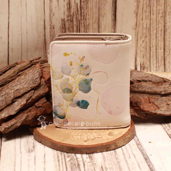 Seitenansicht des flachen Portemonnaies mit Reißverschluss für Münzfach und Kassenzettel.