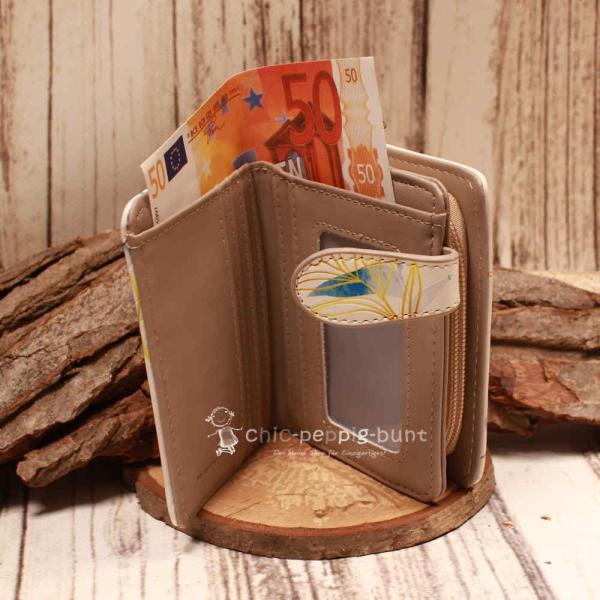 Offene Geldbörse mit 5 Kartenfächern, Sichtfenster für Fotos und großem Geldscheinfach.