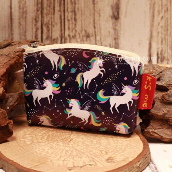 Detailaufnahme des robusten Reißverschlusses an dem kompakten Einhorn-Portemonnaie aus Kunstleder.