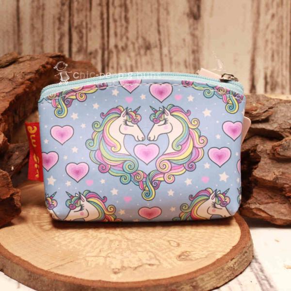 Detailaufnahme der hochwertigen Kunstleder-Oberfläche des Einhorn-Portemonnaies.