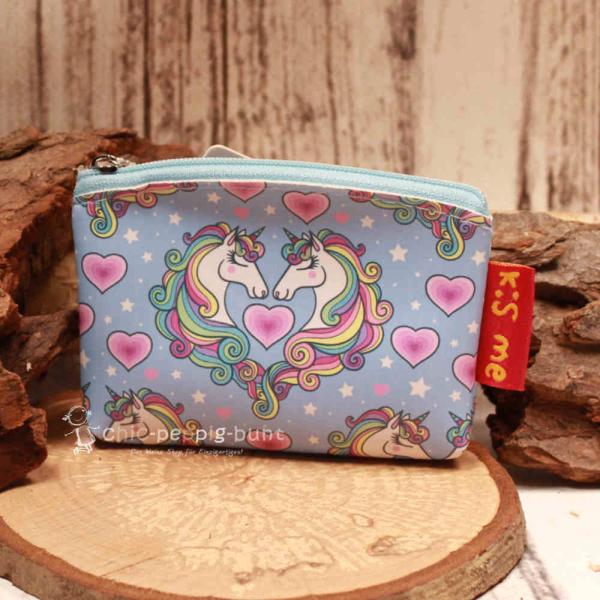 Kleiner blauer Geldbeutel aus Kunstleder mit grafischem Einhorn-Motiv und Reißverschluss.