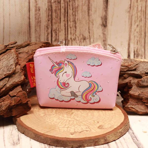 Kleiner blauer Geldbeutel aus Kunstleder mit grafischem Einhorn-Motiv und Reißverschluss.