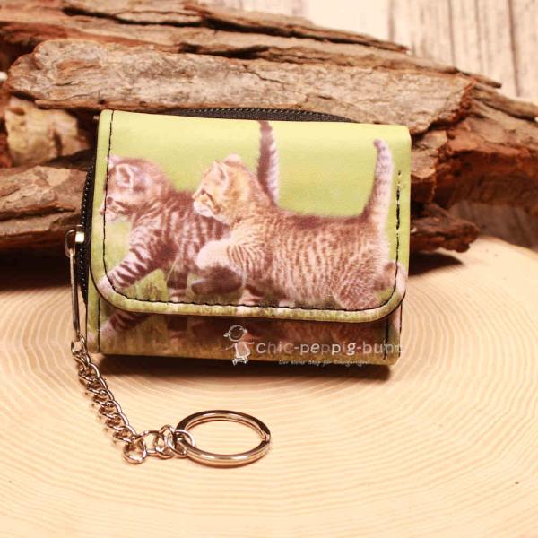 Kleiner grüner Kindergeldbeutel mit Fotodruck zwei spielender Katzen-Babys, Gliederkette und Schlüsselring.